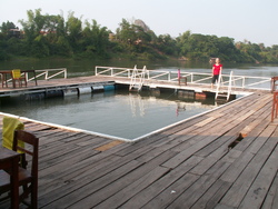 Thadindeng, le port au sol rouge.