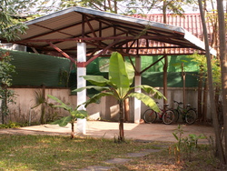 Devant la maison, le jardin.