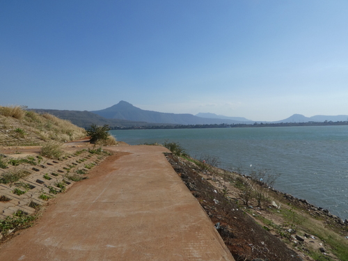 Paks&eacute;, digue sur le M&eacute;kong
