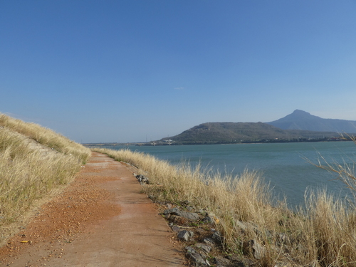 Paks&eacute;, digue sur le M&eacute;kong