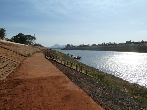 Paks&eacute;, digue sur le M&eacute;kong